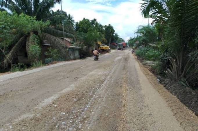 Kondisi jalan Sesap- Sungai Nyiur saat dilakukan pengerjaan